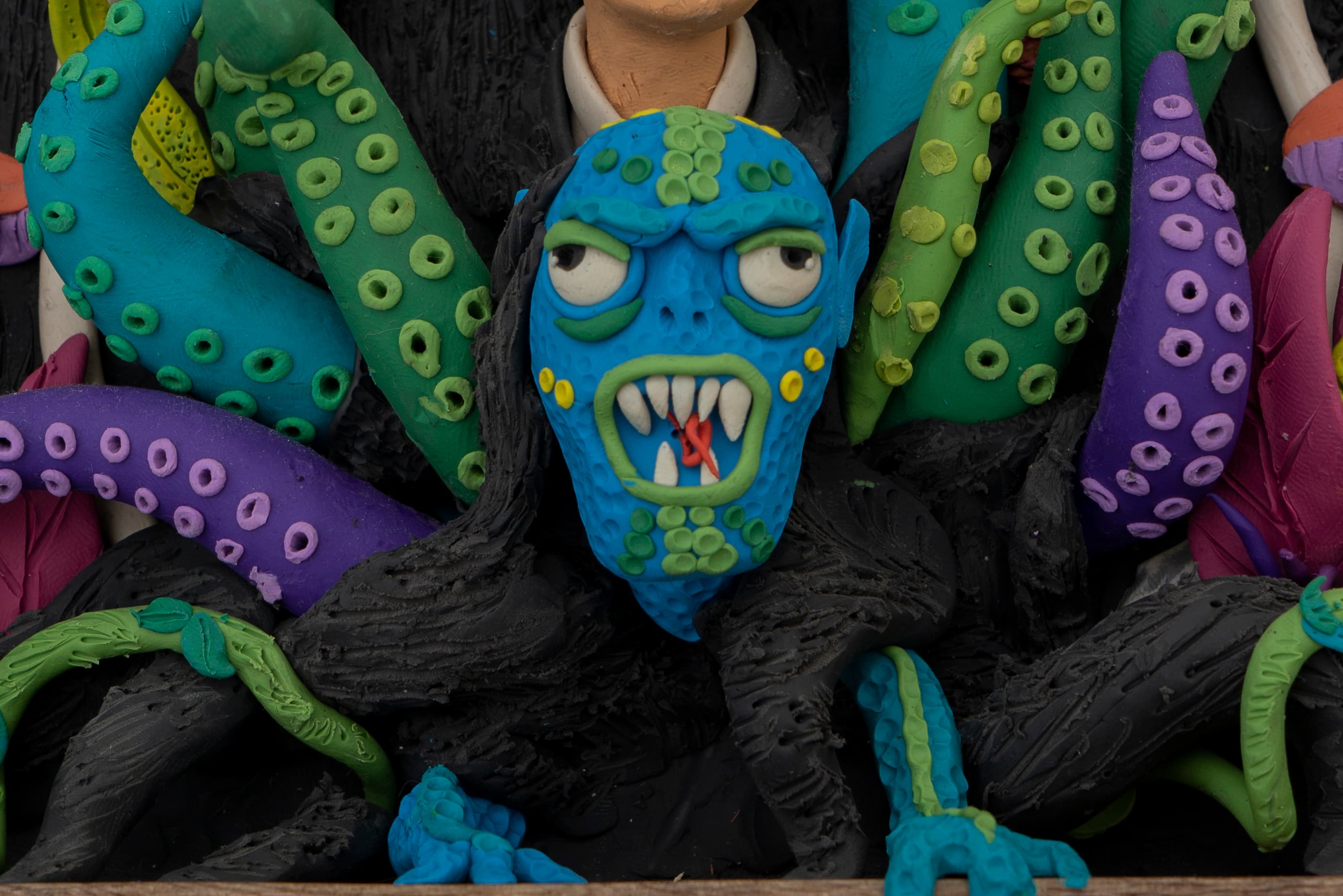 Œuvre en pâte à modeler, gros plan éditorial